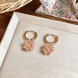 Orecchini a cerchio in stile francese con ciondoli a fiori rosa e accenti di perle