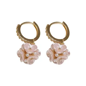 Eleganti orecchini a cerchio in stile francese con fiori di zircone rosa e perle