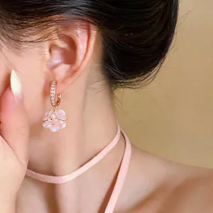 Eleganti orecchini a cerchio con fiori rosa in stile francese su una modella