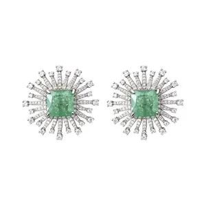 Eleganti orecchini a perno in argento con zircone verde e un design a fiore di fuoco