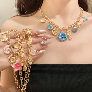 Collier vintage en chaîne dorée avec breloques d'océan en émail coloré et fleurs