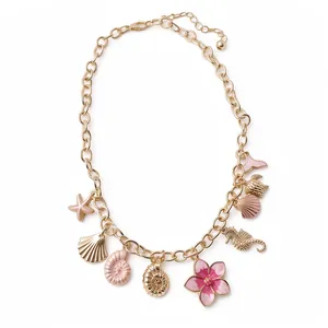 Élégant collier doré avec breloques émaillées de coquillages et fleurs roses