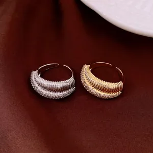 Lussuoso Anello Aperto con Texture in Zirconia Placcato Oro 14K Minimalista Regolabile Anello da Dito in Rame Gioielli di Moda per Donna