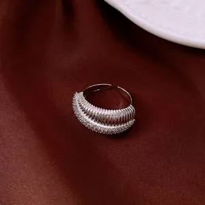 Elegante anello aperto placcato oro 14k con zirconi e lussuosa rifinitura testurizzata