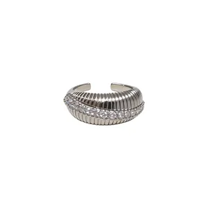 Anello aperto testurizzato placcato oro 14k con intarsio in zirconi