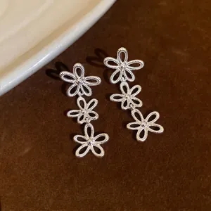 Elegante minimalistische silberne Hohlblumen-Ohrhänger für einen trendigen und schicken Look