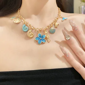 Collier chaîne dorée vintage avec breloques émaillées en forme de coquillage et fleur
