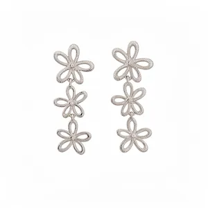 Elegante Ohrhänger mit drei hohlen Blumen und kleinen Kristallzentren für den Alltag