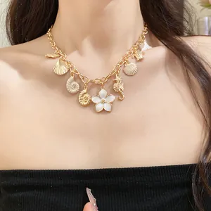 Collier chaîne dorée vintage élégant avec breloques de coquillages et fleurs blanches