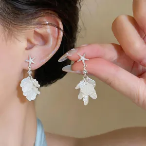 Boucles d'oreilles élégantes étoile de mer argentées avec pierres et pétales de nacre