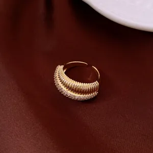 Dettaglio macro dell'anello aperto placcato oro 14k con micro pavé di zirconi cubici