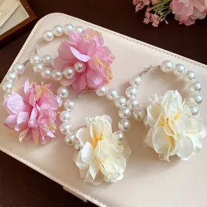 Boucles d'oreilles créoles perles rétro avec fleurs romantiques en tissu rose et crème