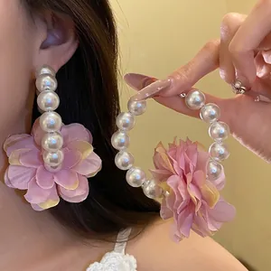 Boucles d'oreilles créoles perles élégantes avec fleur en tissu rose