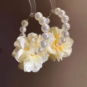 Boucles d'oreilles créoles perles avec fleurs blanches en tissu style vintage raffiné