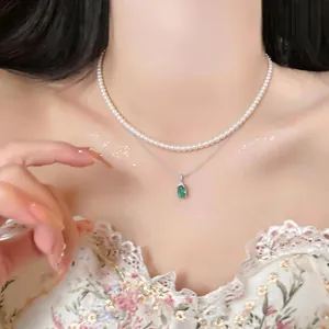 Primo piano di un'elegante collana di perle a doppio strato con pendente in zircone