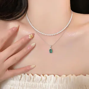 Dettaglio ravvicinato di collana di perle a doppio strato vintage francese con zircone verde