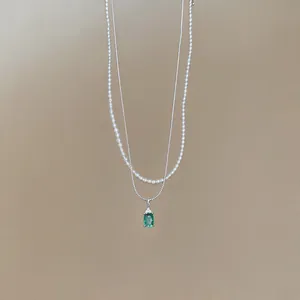 Dettaglio della collana a doppio strato vintage francese con perle e gemma verde
