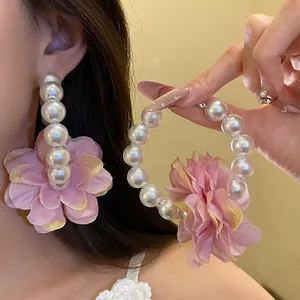 Créoles en perles rétro françaises élégantes avec un détail de grande fleur en tissu rose