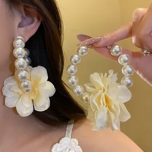 Boucles d'oreilles créoles perles de style rétro français avec fleur en tissu crème