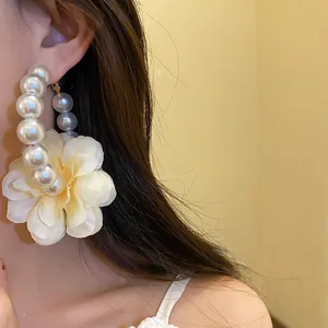 Élégantes créoles perles style français avec détail grande fleur en tissu blanc pour femme