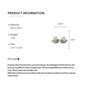 Technical detail of fan-shaped resin earrings showing 2x2.5cm size and 5.9g weight info.