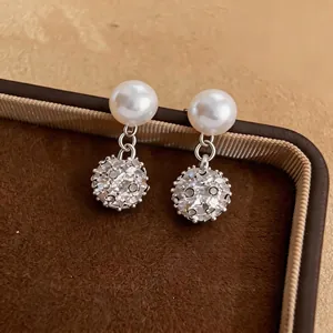 Eleganti orecchini a perno con perla in stile francese e pendenti a sfera di cristallo.