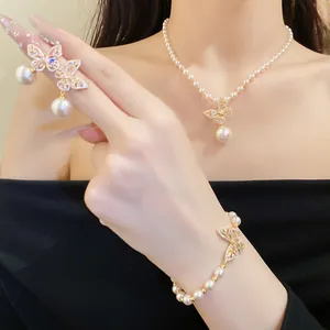 Ensemble de bijoux élégants en perles et papillons montrant des détails exquis.