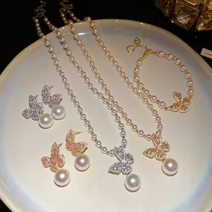 Vue détaillée de l'ensemble de bijoux papillon en perles avec colliers, boucles et bracelet