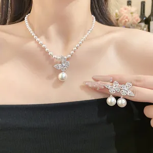 Élégant collier de perles avec pendentif papillon et parure de boucles d'oreilles