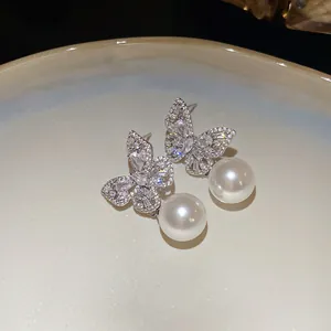 Boucles d'oreilles papillon de luxe avec cristaux étincelants et perles blanches