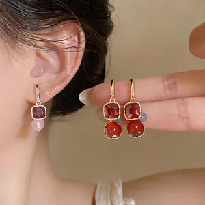 Orecchini vintage con pietra quadrata rossa e perle di classe in tonalità di rosso