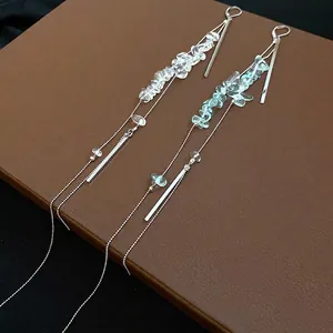 Elegante lange Quastenohrringe mit unregelmäßigen klaren und hellblauen Steinakzenten