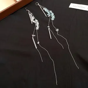 Elegante Ohrhänger mit langen Quasten aus Natursteinen und Silberketten im China-Stil