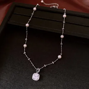 Elegante collana stile francese con perle bianche e pendente in zircone quadrato