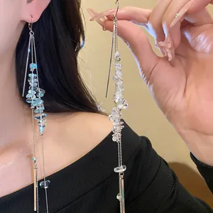 Detailansicht langer Quastenohrringe mit blauen Steinen im feinen chinesischen Stil