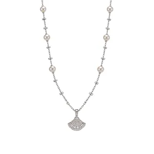 Elegante collana d'argento con perle bianche e un ciondolo a ventaglio con zirconi incastonati.