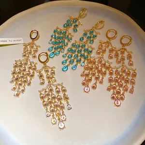 Elegante vergoldete Zirkonia-Quastenohrringe mit Wassertropfensteinen in drei Farben.
