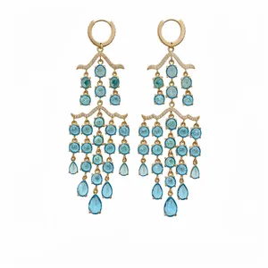 Elegante vergoldete Kronleuchter-Ohrringe mit blauen Zirkonia in Rund- und Tropfenform.
