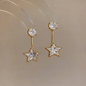 Vista dettagliata degli eleganti orecchini in zircone a stella con finitura dorata
