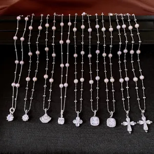 Eleganti collane di perle e zirconi con vari ciondoli in stile di lusso francese.