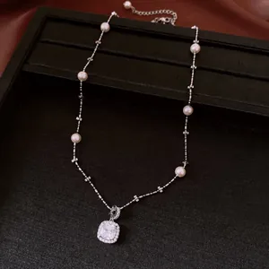 Macro di una raffinata collana di lusso francese con ciondolo in zircone e perle