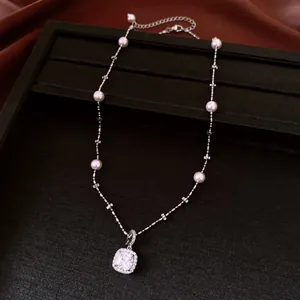 Vista dettagliata dell'elegante collana con zircone quadrato e perle in stile francese