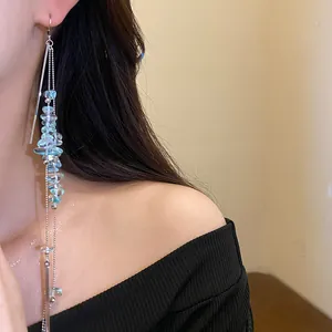 Detailansicht der eleganten langen Quastenohrringe mit blauen Steinen im neuen chinesischen Stil