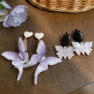 Ensemble de boucles d'oreilles papillon vintage en résine et bois, motifs violet et blanc