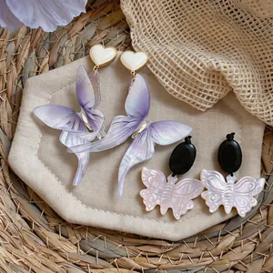 Boucles d'oreilles papillon en résine vintage faites à la main avec cœurs et clous