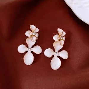 Boucles d'oreilles fleurs en émail blanc élégantes avec cristaux et aiguilles en argent