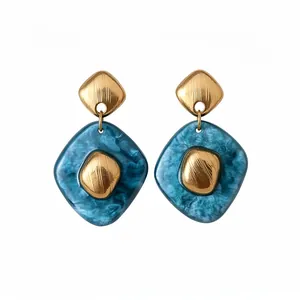 Orecchini pendenti vintage in resina marmorizzata blu con dettagli in metallo dorato
