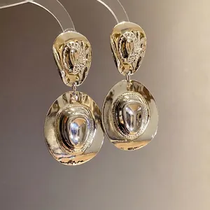 Orecchini pendenti vintage a cappello da cowboy dorato con perni in argento anallergico