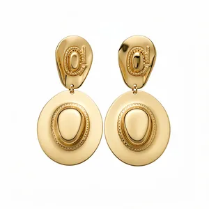 Eleganti orecchini pendenti vintage in metallo dorato con estetica retrò di lusso