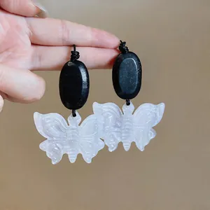 Boucles d'oreilles papillon en résine avec clous en bois noir rétro style forestier.